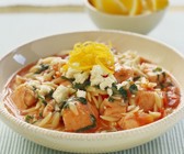 Lachs-Nudel-Eintopf mit Tomaten und Feta