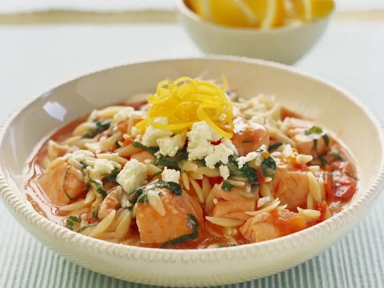 Lachs-Nudel-Eintopf mit Tomaten und Feta