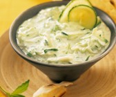 Raita mit Gurke dazu Fladenbrot