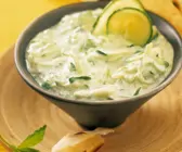 Raita mit Gurke dazu Fladenbrot