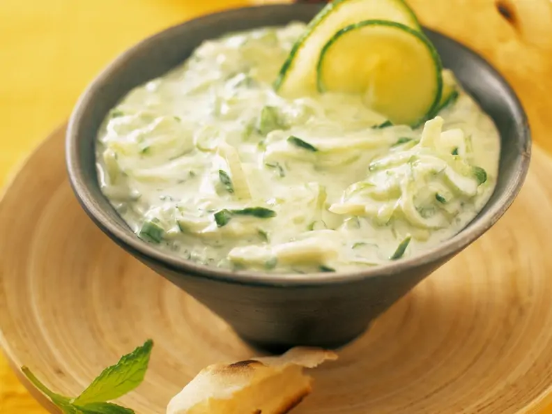 Raita mit Gurke dazu Fladenbrot