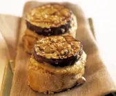 Röstbrot mit Hummus, Aubergine und Sesam