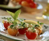 Gefüllte Cherrytomaten mit Sprossen und Avocadomus