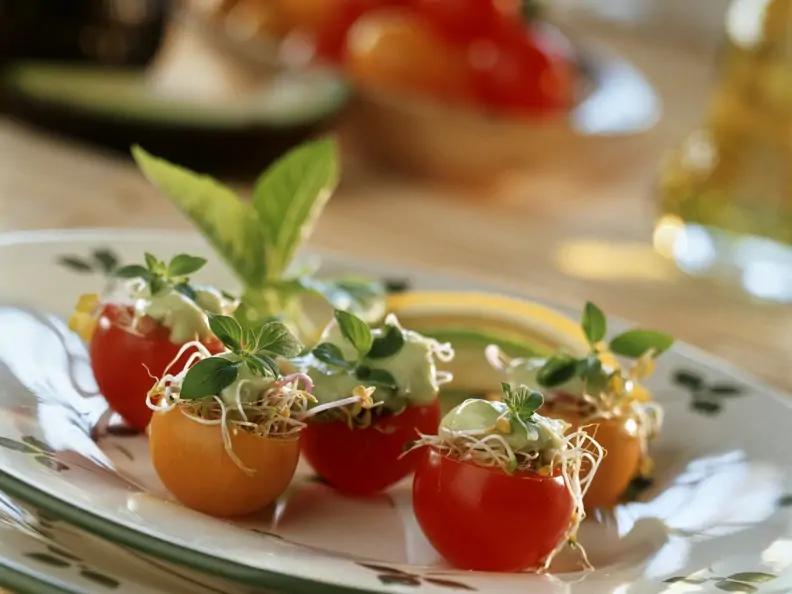 Gefüllte Cherrytomaten mit Sprossen und Avocadomus