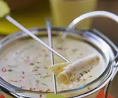 Scharfes Käsefondue mit Cheddar und Tortillas