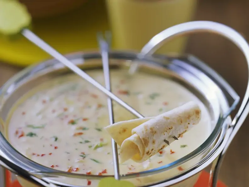 Scharfes Käsefondue mit Cheddar und Tortillas