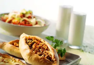 Türkische Hackfleisch-Fladen (Pide)