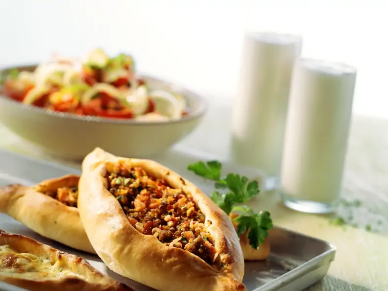 Türkische Hackfleisch-Fladen (Pide)