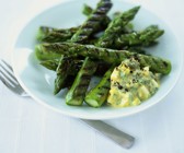 Grüner Spargel vom Grill mit Eiersoße