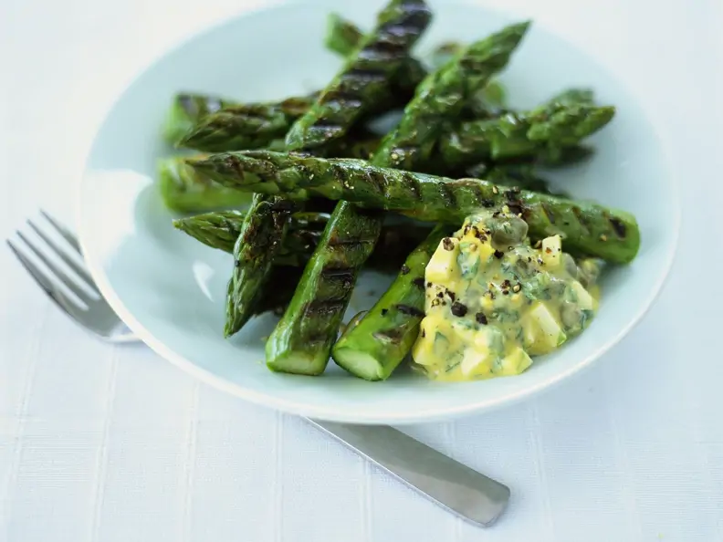 Grüner Spargel vom Grill mit Eiersoße
