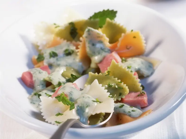 Pasta mit Schinken und Kräutersahnesoße