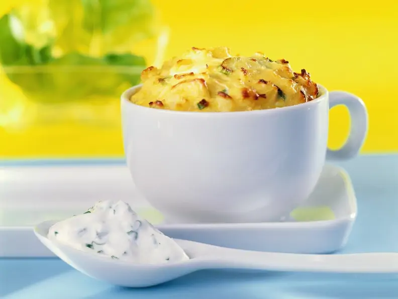 Kartoffelsoufflee mit saurer Sahne dazu Kräuterquark