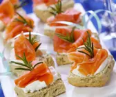 Canapes mit Lachs zu Weihnachten