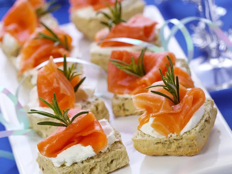 Canapes mit Lachs zu Weihnachten
