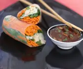 Glücksrollen mit Chili-Erdnuss-Dip