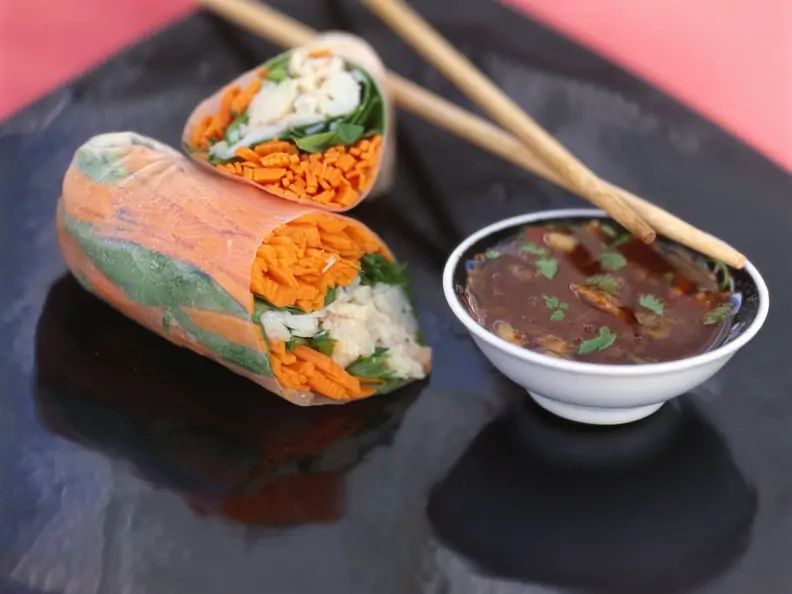 Glücksrollen mit Chili-Erdnuss-Dip