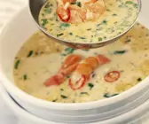 Scharfe Suppe mit Meeresfrüchten und Rosmarin