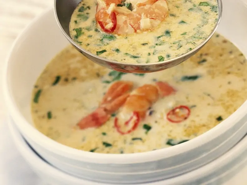 Scharfe Suppe mit Meeresfrüchten und Rosmarin