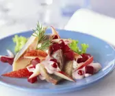 Matjes-Apfel-Salat mit Preiselbeeren