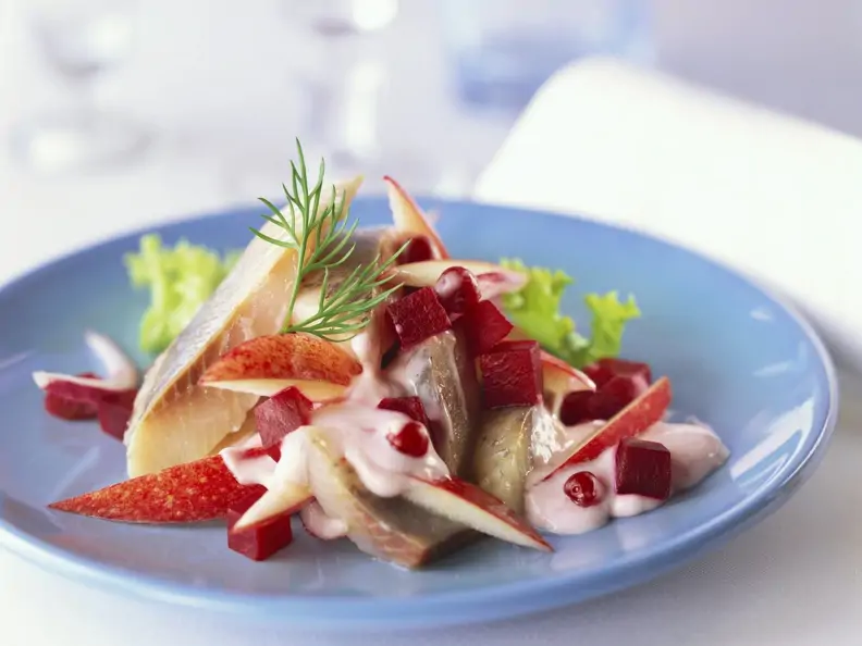 Matjes-Apfel-Salat mit Preiselbeeren