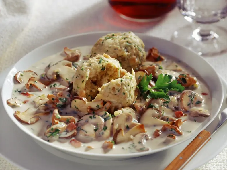 Semmelknödel mit Steinpilz-Sahne-Sauce