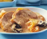 Putenbraten mit Trockenfrüchten, Kartoffeln und Salat