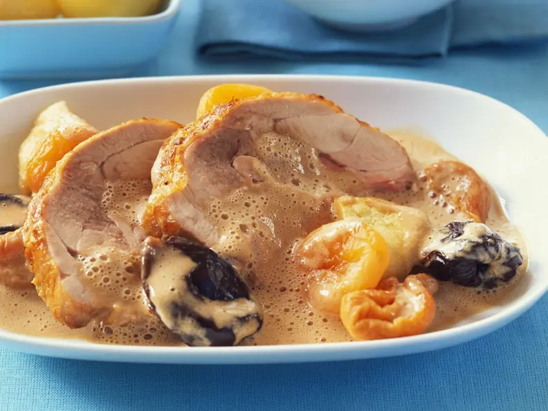 Putenbraten mit Trockenfrüchten, Kartoffeln und Salat