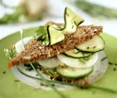 Vollkornschnitte mit Gurke, Zucchini und Rettich