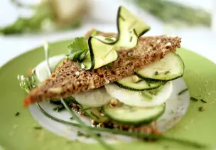 Vollkornschnitte mit Gurke, Zucchini und Rettich