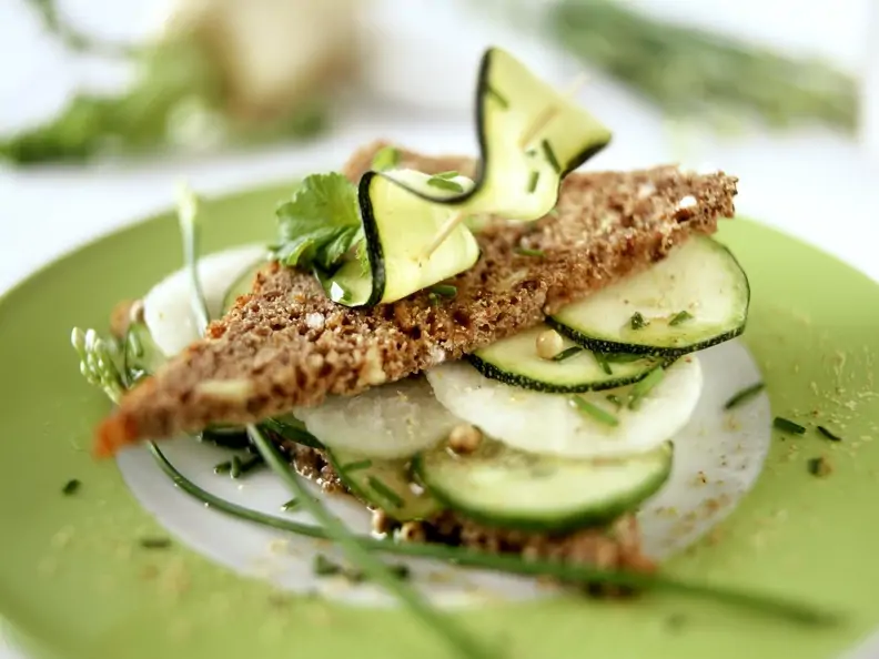 Vollkornschnitte mit Gurke, Zucchini und Rettich