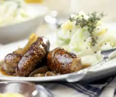Rostbratwürste mit Zwiebeln und Kartoffelbrei