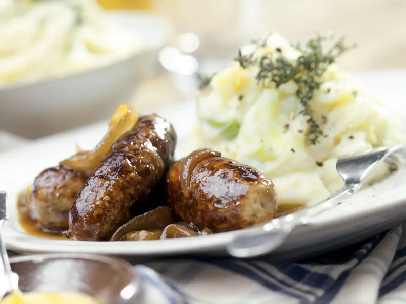 Rostbratwürste mit Zwiebeln und Kartoffelbrei