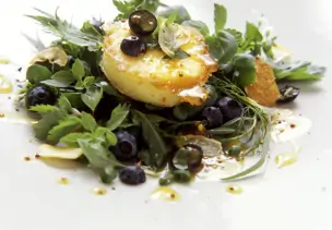 Kräuter-Blaubeer-Salat mit Ziegenkäsetaler