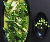Curry mit grünem Gemüse auf thailändische Art
