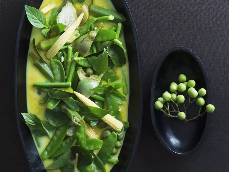 Curry mit grünem Gemüse auf thailändische Art