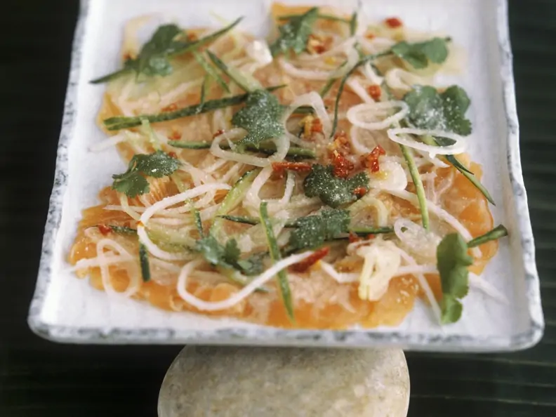 Lachs in Marinade mit Gurke und Koriander auf vietnamesische Art