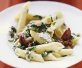 Penne mit Spinat, Maroni und Speck