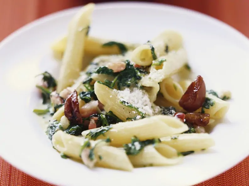 Penne mit Spinat, Maroni und Speck