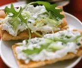 Knäcke mit Quark und Rucola