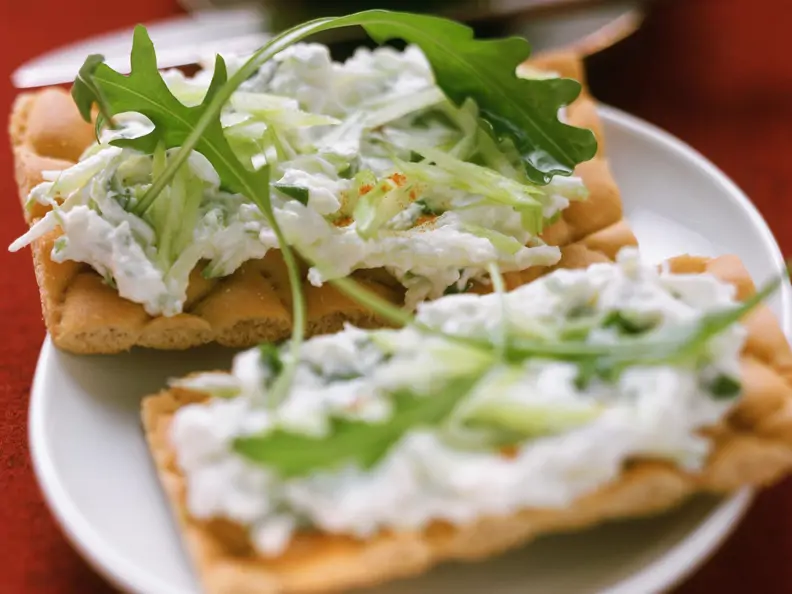 Knäcke mit Quark und Rucola