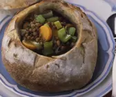 Linsen-Sellerie-Eintopf mit Karotten im Brotlaib