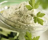 Kräuter-Hefeflocken-Creme mit Gurkenscheiben