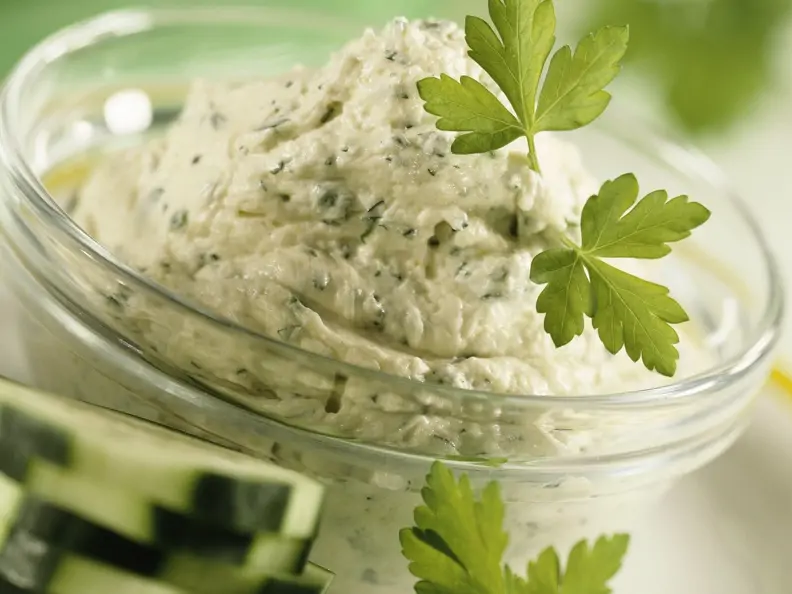 Kräuter-Hefeflocken-Creme mit Gurkenscheiben