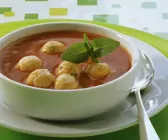 Tomatensuppe mit Käsebällchen