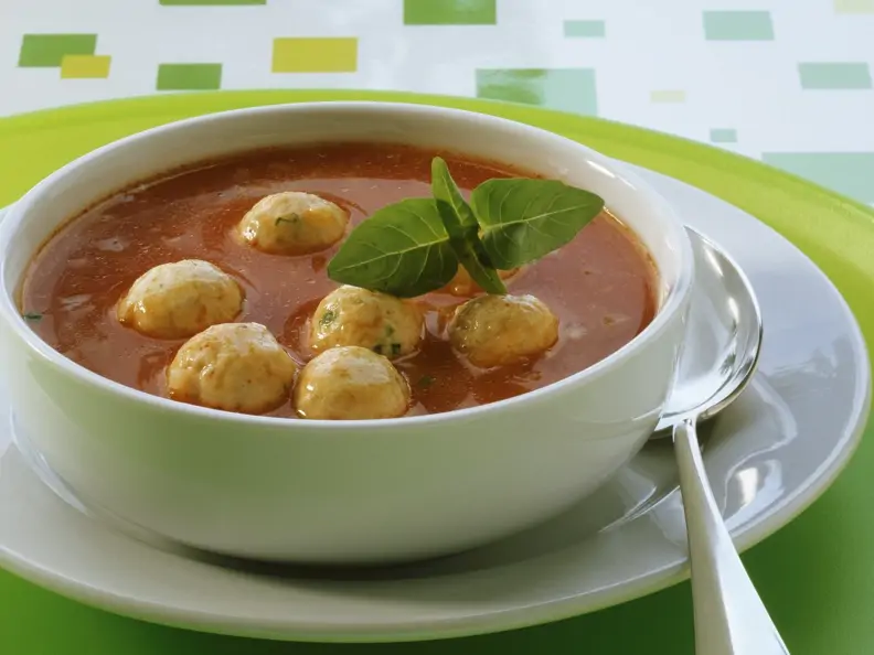 Tomatensuppe mit Käsebällchen