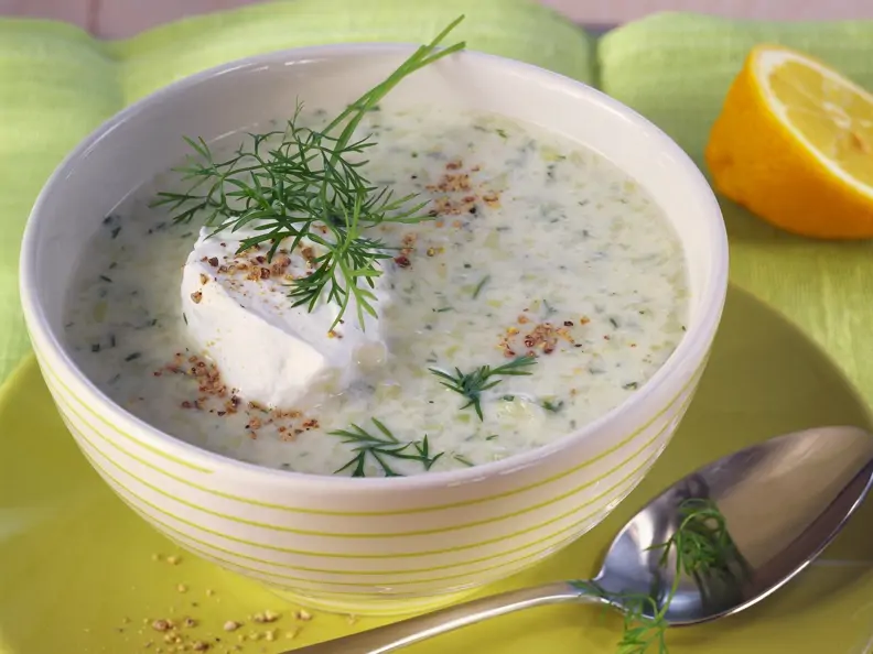 Gurkenkaltschale mit Dill und Sauerrahm