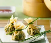 Dim Sum gefüllt mit Spinat und Mangobohnenkeimen