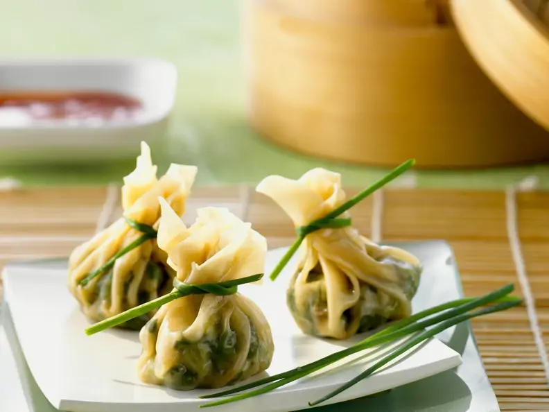 Dim Sum gefüllt mit Spinat und Mangobohnenkeimen