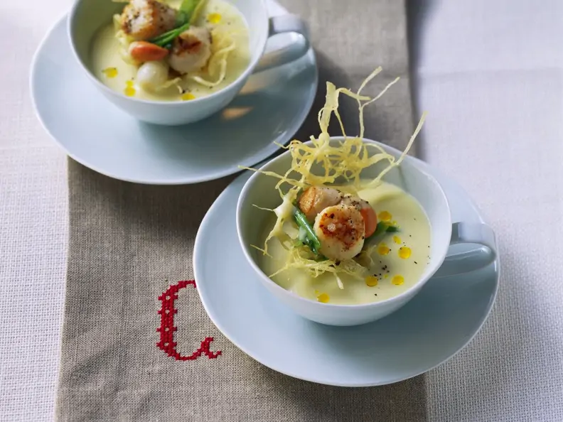 Cremige Kartoffelsuppe mit Jakobsmuscheln