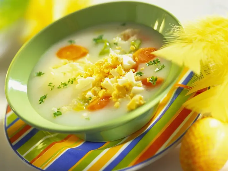 Sauermehlsuppe mit Karotten und Ei (Zurek)